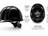 une photo représentant un casque de chantier et un casque de protection sur fond blanc