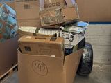 de nombreux cartons empilés les uns sur les autres dans un entrepôt