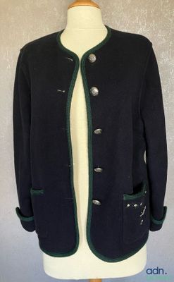une image d'une veste de femme sur un mannequin