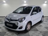 la photo d'une voiture blanche garée dans un garage