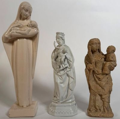 trois figurines représentant une femme tenant un enfant dans ses bras et une statue représentant une femme tenant un enfant dans ses bras