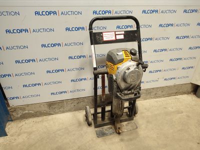 une machine posée au sol devant un mur