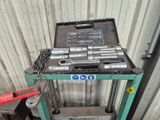 un porte-outils sur lequel sont posés des outils