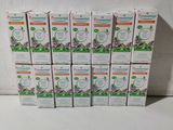 six tubes de dentifrice posés sur un plan de travail blanc