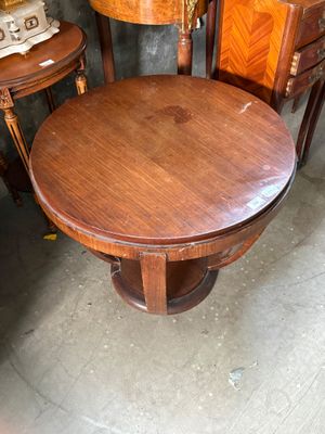 une table en bois et deux chaises dans une pièce