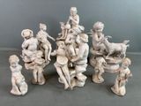 un groupe de figurines assises sur une table