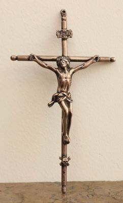 une statue de Jésus sur la croix posée sur une table