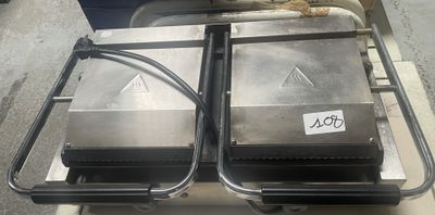 deux plateaux métalliques posés sur un chariot