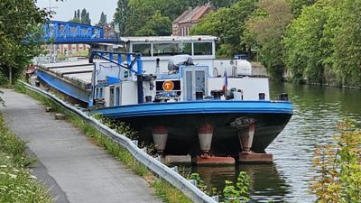un bateau amarré au bord de la rivière