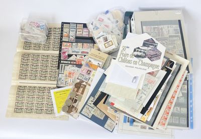 une pile de timbres et d'enveloppes posée sur une table
