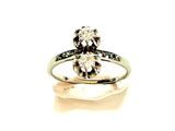 une image d'une bague en diamant sur une surface blanche