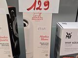 Trois boîtes de produits capillaires sont posées sur une étagère dans un magasin