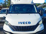 une camionnette blanche garée dans un parking