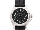 La montre est noire et argentée, avec un bracelet en caoutchouc noir.