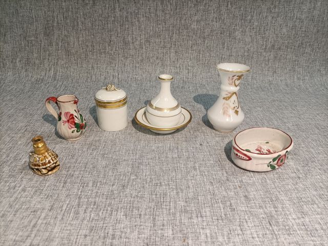 Petits objets de vitrine : vase et flacon opaline, pichet et coup