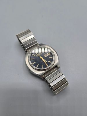 une image d'un gros plan d'une montre-bracelet sur une table