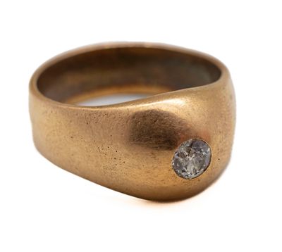 Gros plan sur une bague en or ornée d'un diamant