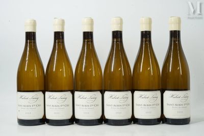 six bouteilles de vin sont alignées sur une table