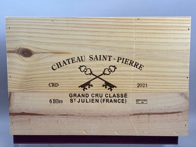 une boîte en bois portant une étiquette