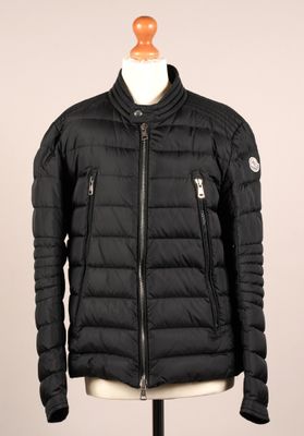 une veste noire sur un mannequin mannequin mannequin mannequin mannequin mannequin mannequin mannequin mannequin mannequin