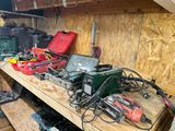 de nombreux outils posés sur une étagère en bois dans un garage