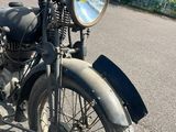 une vieille moto garée sur le parking