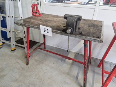 un établi équipé d'un étau, dans un garage