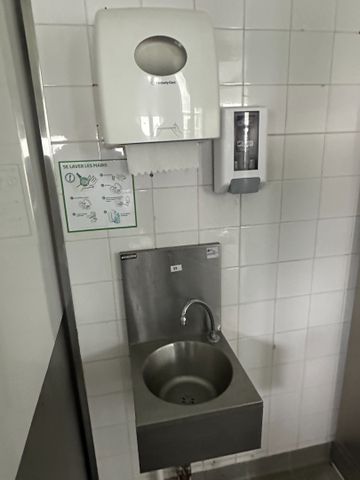Lave main inox, avec distributeur de papier et distributeur de sa...