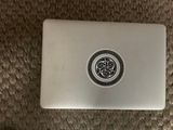 un ordinateur portable blanc avec un motif celtique sur l'écran