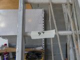une échelle sur laquelle est accrochée une pancarte, dans un garage