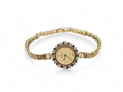 gros plan d'une montre-bracelet sur fond blanc