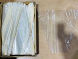 une boîte en carton contenant tout un tas de déchets plastiques