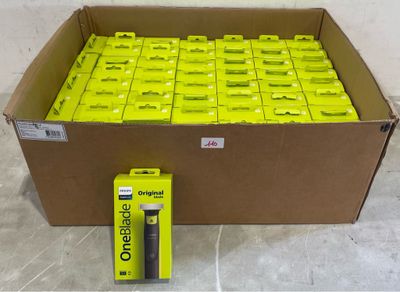 une boîte remplie de piles jaunes posée par terre