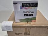 une boîte sur laquelle est posé un rouleau de papier toilette