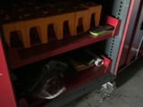 une armoire rouge sur laquelle sont posées plusieurs boîtes