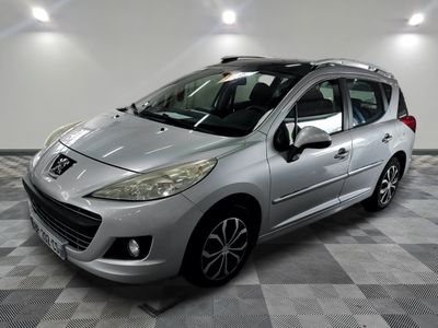 la voiture argentée est garée dans le garage sur le sol en damier