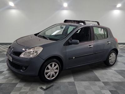 la photo d'une voiture grise garée dans un garage