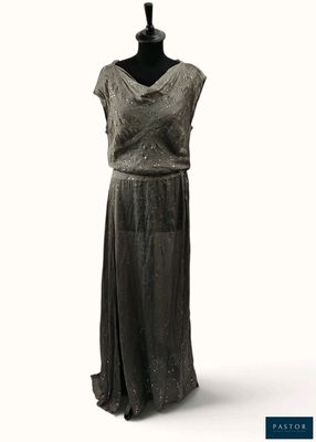 l'image d'une robe de femme sur un mannequin