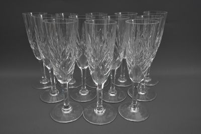six verres à vin vides alignés sur une table