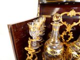 Des bouteilles et des verres sont posés sur une table dans une pièce.