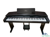 une photo d'un piano sur lequel est posé un ordinateur portable