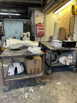 il y a plein de trucs sur la table dans le garage