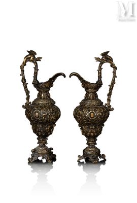 paire de vases anciens en bronze ornés d'oiseaux