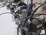 une table sur laquelle sont posés un certain nombre d'outils