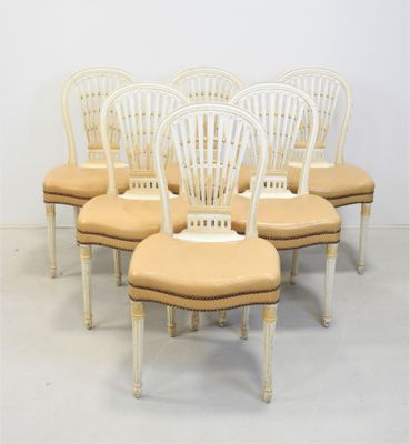lot de six chaises de salle à manger peintes en blanc, avec des coussins rembourrés beiges