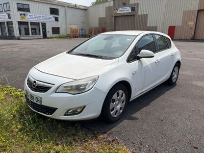la photo d'une voiture blanche garée dans un parking