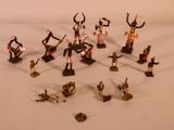 de nombreuses figurines de différents types et tailles sur la table