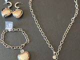 un gros plan sur un collier, un bracelet et une bague posés sur une table