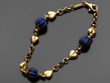 un bracelet composé de perles en or et en lapis-lazuli, ainsi que de perles de verre bleues