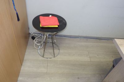 une petite table sur laquelle est posé un livre, dans un coin de la pièce
